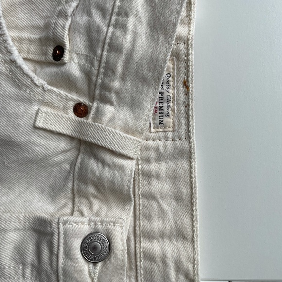 JEAN SHORT BUNDEL: BDG CHEEKY BLACK DENIM & LEVIS GIRLFRIEND WHITE SHORTS - Picture 7 of 8